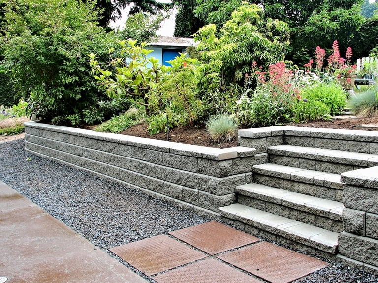Retaining wall with steps